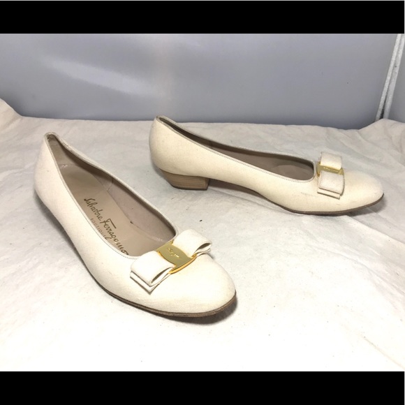 SALVATORE FERRAGAMO CREAM VARA LINEN CLASSIC SHOES - Picture 5 of 7